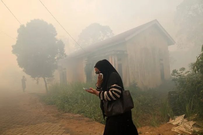 FOTO: Warga di Kalimantan harus menggunakan masker akibat kabut asap pembakaran hutan. (Dok Antara)