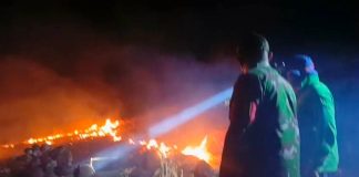 Kebakaran Lahan Masih Berlanjut di Sidrap, TNI Polri Melakukan Upaya Pemadaman Secara Manual FOTO: Aparat TNI/Polri berupaya memadamkan api di wilayah Desa Lainungan, Kecamatan Watang Pulu, Kabupaten Sidrap, Senin malam (24/8/2026)