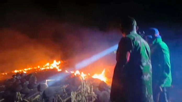 FOTO: Aparat TNI/Polri berupaya memadamkan api di wilayah Desa Lainungan, Kecamatan Watang Pulu, Kabupaten Sidrap, Senin malam (24/8/2026)