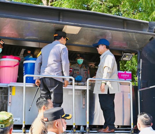 Kunjungi NTT, Presiden Prabowo Tinjau Langsung Penanganan Dampak Gempa Bumi di Nagekeo FOTO: Presiden meninjau dapur umum milik Polri, Nagekeo, Nusa Tenggara Timur (NTT), Rabu (26/08/2026). (Sumber: BPMI Setpres).