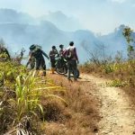 TNI Polri dan Damkar Berjibaku Padamkan Kebakaran Hutan di Gunung Rajang Enrekang FOTO: Babinsa Koramil 1419-04/Alla bersama personel Polsek Alla, petugas Pemadam Kebakaran (Damkar), dan masyarakat setempat terus berupaya melakukan pemadaman kebakaran hutan yang terjadi di kawasan Gunung Rajang, Dusun Wai Butu, Desa Pana, Kecamatan Alla, Kabupaten Enrekang. Rabu 26 Agustus 2026.(Dok. Kodim Enrekang)
