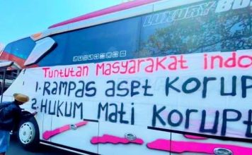 Tiga Tuntan Demo 27 Agustus: RUU Perampasan Aset, Hukuman Mati Bagi Koruptor dan Penurunan Harga Kebutuhan Pokok FOTO: Bus pengangkut peserta unjuk rasa di Jakarta. (Dok via Facebook)