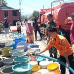 Dampak Kekeringan BPBD Jeneponto Salurkan Air Bersih di Borong Bira FOTO: PUSDALOPS-PB BPBD salurkan air bersih di Borong Bira, Kelurahan Tolo, Kecamatan Kelara. Rabu (26/8/2026). (ist)