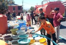 Dampak Kekeringan BPBD Jeneponto Salurkan Air Bersih di Borong Bira FOTO: PUSDALOPS-PB BPBD salurkan air bersih di Borong Bira, Kelurahan Tolo, Kecamatan Kelara. Rabu (26/8/2026). (ist)
