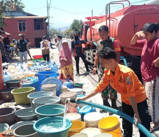 Dampak Kekeringan BPBD Jeneponto Salurkan Air Bersih di Borong Bira FOTO: PUSDALOPS-PB BPBD salurkan air bersih di Borong Bira, Kelurahan Tolo, Kecamatan Kelara. Rabu (26/8/2026). (ist)