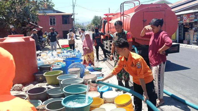 FOTO: PUSDALOPS-PB BPBD salurkan air bersih di Borong Bira, Kelurahan Tolo, Kecamatan Kelara. Rabu (26/8/2026). (ist)
