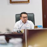 Perkuat Pelindungan WNI di Luar Negeri, Pemerintah Perkuat Kolaborasi Lintas Kementerian dan Lembaga FOTO: Kepala Staf Kepresidenan, Jenderal (Purn.) Prof. Dr. Dudung Abdurachman memimpin Rapat Koordinasi Penguatan Pelindungan Warga Negara Indonesia di Luar Negeri bersama kementerian/lembaga terkait di Gedung Bina Graha, Kompleks Istana Kepresidenan, Jakarta, Senin (24/8). (Dok. Kantor Staf Presiden)
