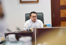 Perkuat Pelindungan WNI di Luar Negeri, Pemerintah Perkuat Kolaborasi Lintas Kementerian dan Lembaga FOTO: Kepala Staf Kepresidenan, Jenderal (Purn.) Prof. Dr. Dudung Abdurachman memimpin Rapat Koordinasi Penguatan Pelindungan Warga Negara Indonesia di Luar Negeri bersama kementerian/lembaga terkait di Gedung Bina Graha, Kompleks Istana Kepresidenan, Jakarta, Senin (24/8). (Dok. Kantor Staf Presiden)