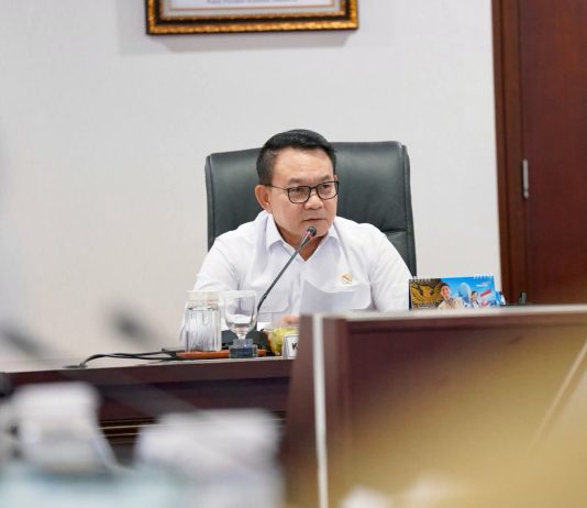 Perkuat Pelindungan WNI di Luar Negeri, Pemerintah Perkuat Kolaborasi Lintas Kementerian dan Lembaga FOTO: Kepala Staf Kepresidenan, Jenderal (Purn.) Prof. Dr. Dudung Abdurachman memimpin Rapat Koordinasi Penguatan Pelindungan Warga Negara Indonesia di Luar Negeri bersama kementerian/lembaga terkait di Gedung Bina Graha, Kompleks Istana Kepresidenan, Jakarta, Senin (24/8). (Dok. Kantor Staf Presiden)