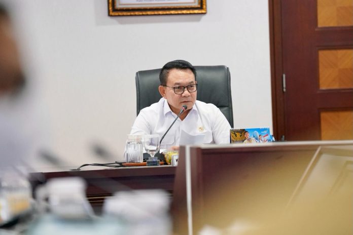 FOTO: Kepala Staf Kepresidenan, Jenderal (Purn.) Prof. Dr. Dudung Abdurachman memimpin Rapat Koordinasi Penguatan Pelindungan Warga Negara Indonesia di Luar Negeri bersama kementerian/lembaga terkait di Gedung Bina Graha, Kompleks Istana Kepresidenan, Jakarta, Senin (24/8). (Dok. Kantor Staf Presiden)