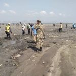 Kekeringan Melanda Kabupaten Sidrap TNI dan Petani Keruk Pertemuan Danau dan Sungai Sidenreng FOTO: Koramil 1420-03/Maritengngae bersama warga melakukan pengerukan dan pembersihan titik pertemuan antara Danau Sidenreng dan Sungai Sidenreng yang berlokasi di Lingkungan 2, Kelurahan Sidenreng, Kecamatan Watang Sidenreng. Jumat (28/08/2026). (Dok. Kodim Sidrap)