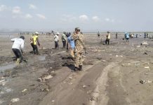 Kekeringan Melanda Kabupaten Sidrap, TNI dan Petani Keruk Pertemuan Danau dan Sungai Sidenreng FOTO: Koramil 1420-03/Maritengngae bersama warga melakukan pengerukan dan pembersihan titik pertemuan antara Danau Sidenreng dan Sungai Sidenreng yang berlokasi di Lingkungan 2, Kelurahan Sidenreng, Kecamatan Watang Sidenreng. Jumat (28/08/2026). (Dok. Kodim Sidrap)
