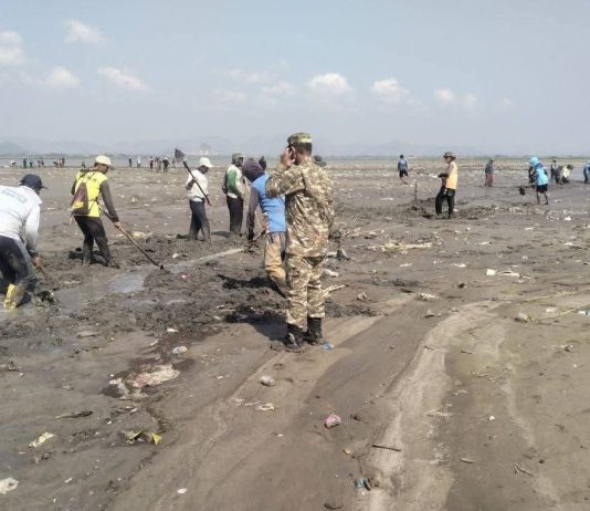 Kekeringan Melanda Kabupaten Sidrap, TNI dan Petani Keruk Pertemuan Danau dan Sungai Sidenreng FOTO: Koramil 1420-03/Maritengngae bersama warga melakukan pengerukan dan pembersihan titik pertemuan antara Danau Sidenreng dan Sungai Sidenreng yang berlokasi di Lingkungan 2, Kelurahan Sidenreng, Kecamatan Watang Sidenreng. Jumat (28/08/2026). (Dok. Kodim Sidrap)