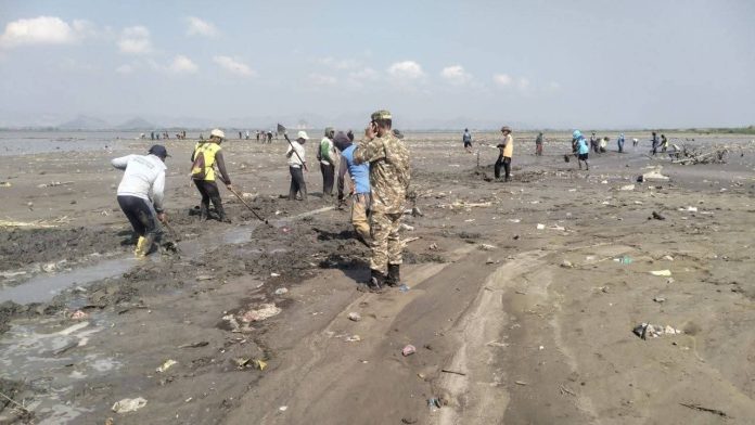 FOTO: Koramil 1420-03/Maritengngae bersama warga melakukan pengerukan dan pembersihan titik pertemuan antara Danau Sidenreng dan Sungai Sidenreng yang berlokasi di Lingkungan 2, Kelurahan Sidenreng, Kecamatan Watang Sidenreng. Jumat (28/08/2026). (Dok. Kodim Sidrap)