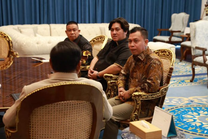 FOTO: Presiden Prabowo Subianto menerima Panglima Jilah sang pemimpin besar suku Dayak seluruh Kalimantan di Istana Merdeka, Jakarta, pada Jumat, 28 Agustus 2026. (Dok. Seskab) FOTO: Presiden Prabowo Subianto menerima Panglima Jilah sang pemimpin besar suku Dayak seluruh Kalimantan di Istana Merdeka, Jakarta, pada Jumat, 28 Agustus 2026. (Dok. Seskab)