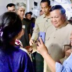 Hunian Baru: Presiden Prabowo Temui Warga di Kawasan Pinggir Rel Kereta Api Stasiun Senen FOTO: Presiden Prabowo Subianto menemui masyarakat yang sebelumnya tinggal di pinggir rel kereta api Stasiun Senen di hunian baru mereka di Jakarta, Jumat malam (28/8/2026). (Dok. Seskab)