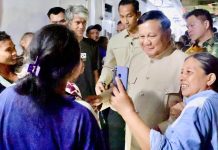 Hunian Baru: Presiden Prabowo Temui Warga di Kawasan Pinggir Rel Kereta Api Stasiun Senen FOTO: Presiden Prabowo Subianto menemui masyarakat yang sebelumnya tinggal di pinggir rel kereta api Stasiun Senen di hunian baru mereka di Jakarta, Jumat malam (28/8/2026). (Dok. Seskab)
