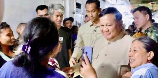 Hunian Baru: Presiden Prabowo Temui Warga di Kawasan Pinggir Rel Kereta Api Stasiun Senen FOTO: Presiden Prabowo Subianto menemui masyarakat yang sebelumnya tinggal di pinggir rel kereta api Stasiun Senen di hunian baru mereka di Jakarta, Jumat malam (28/8/2026). (Dok. Seskab)