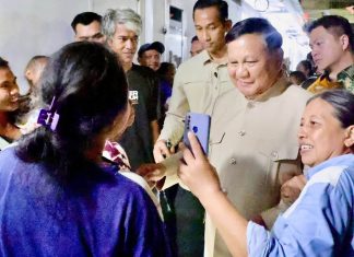 Hunian Baru: Presiden Prabowo Temui Warga di Kawasan Pinggir Rel Kereta Api Stasiun Senen FOTO: Presiden Prabowo Subianto menemui masyarakat yang sebelumnya tinggal di pinggir rel kereta api Stasiun Senen di hunian baru mereka di Jakarta, Jumat malam (28/8/2026). (Dok. Seskab)