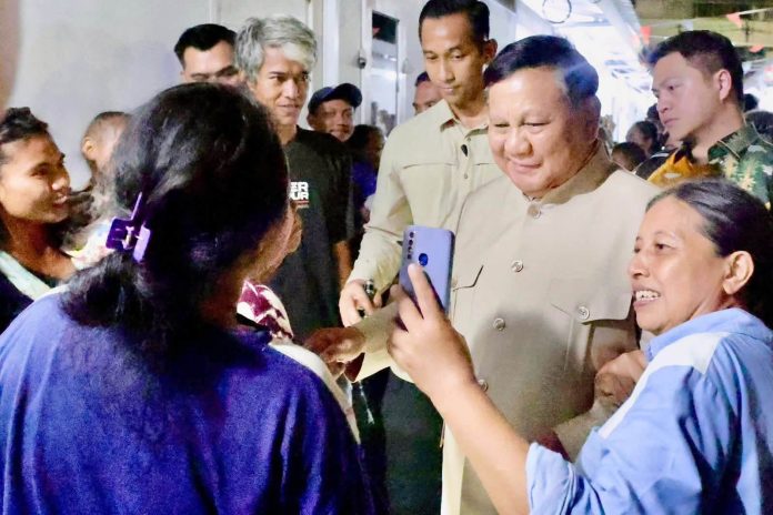 FOTO: Presiden Prabowo Subianto menemui masyarakat yang sebelumnya tinggal di pinggir rel kereta api Stasiun Senen di hunian baru mereka di Jakarta, Jumat malam (28/8/2026). (Dok. Seskab) 