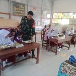 Dukung Pemenuhan Gizi Anak Sekolah, Babinsa Kodim 1420/Sidrap Kawal Pendistribusian Program MBG FOTO: Babinsa Koramil jajaran Kodim 1420/Sidrap melaksanakan pendampingan intensif terhadap pelaksanaan Program Makan Bergizi Gratis (MBG) yang berlangsung di sejumlah sekolah di wilayah Kabupaten Sidenreng Rappang (Sidrap). Kamis (27/08/2026). (Dok Kodim Sidrap)