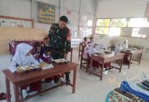 Dukung Pemenuhan Gizi Anak Sekolah, Babinsa Kodim 1420/Sidrap Kawal Pendistribusian Program MBG FOTO: Babinsa Koramil jajaran Kodim 1420/Sidrap melaksanakan pendampingan intensif terhadap pelaksanaan Program Makan Bergizi Gratis (MBG) yang berlangsung di sejumlah sekolah di wilayah Kabupaten Sidenreng Rappang (Sidrap). Kamis (27/08/2026). (Dok Kodim Sidrap)