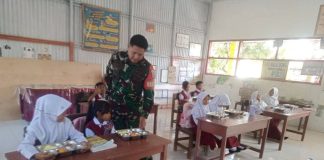 Dukung Pemenuhan Gizi Anak Sekolah, Babinsa Kodim 1420/Sidrap Kawal Pendistribusian Program MBG FOTO: Babinsa Koramil jajaran Kodim 1420/Sidrap melaksanakan pendampingan intensif terhadap pelaksanaan Program Makan Bergizi Gratis (MBG) yang berlangsung di sejumlah sekolah di wilayah Kabupaten Sidenreng Rappang (Sidrap). Kamis (27/08/2026). (Dok Kodim Sidrap)