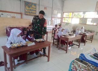 Dukung Pemenuhan Gizi Anak Sekolah, Babinsa Kodim 1420/Sidrap Kawal Pendistribusian Program MBG FOTO: Babinsa Koramil jajaran Kodim 1420/Sidrap melaksanakan pendampingan intensif terhadap pelaksanaan Program Makan Bergizi Gratis (MBG) yang berlangsung di sejumlah sekolah di wilayah Kabupaten Sidenreng Rappang (Sidrap). Kamis (27/08/2026). (Dok Kodim Sidrap)