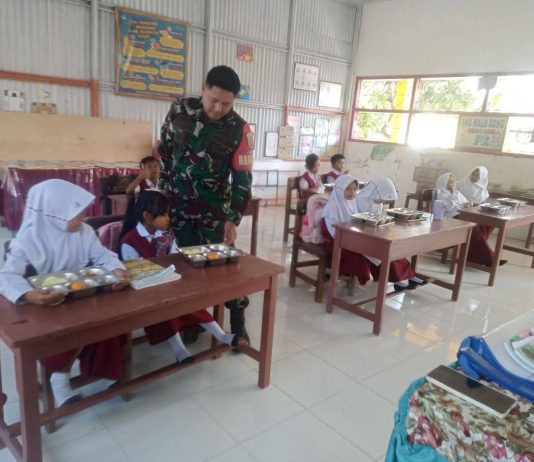 Dukung Pemenuhan Gizi Anak Sekolah, Babinsa Kodim 1420/Sidrap Kawal Pendistribusian Program MBG FOTO: Babinsa Koramil jajaran Kodim 1420/Sidrap melaksanakan pendampingan intensif terhadap pelaksanaan Program Makan Bergizi Gratis (MBG) yang berlangsung di sejumlah sekolah di wilayah Kabupaten Sidenreng Rappang (Sidrap). Kamis (27/08/2026). (Dok Kodim Sidrap)