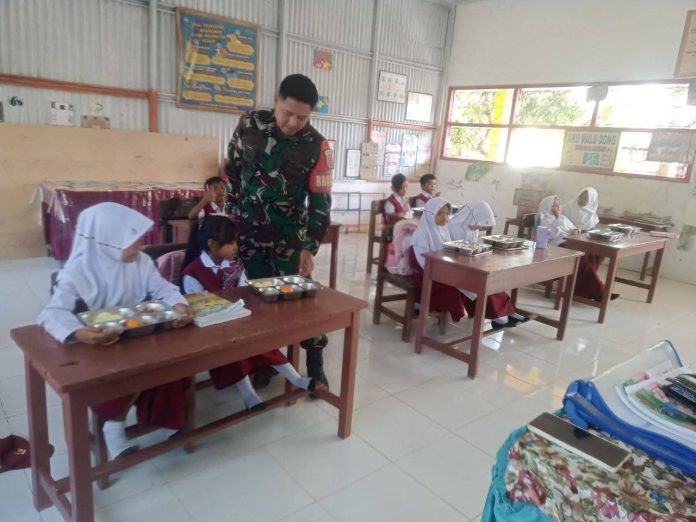 FOTO: Babinsa Koramil jajaran Kodim 1420/Sidrap melaksanakan pendampingan intensif terhadap pelaksanaan Program Makan Bergizi Gratis (MBG) yang berlangsung di sejumlah sekolah di wilayah Kabupaten Sidenreng Rappang (Sidrap). Kamis (27/08/2026). (Dok Kodim Sidrap)