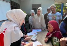Mahasiswa KKN-PK Unhas Ajak Warga Salomallori Disiplin Kendalikan Hipertensi Melalui Inovasi Tempel Kalender, Ingat Obat FOTO: Mahasiswa Kuliah Kerja Nyata Profesi Kesehatan (KKN-PK) Angkatan 69 Universitas Hasanuddin (Unhas) mengedukasi warga untuk displin kendalikan hipertensi melalui inovasi Tempel Kalender, Ingat Obat, di pusatkan di Halaman Kantor Lurah Salomallori. Sidrap, Jumat (17/7/2026)