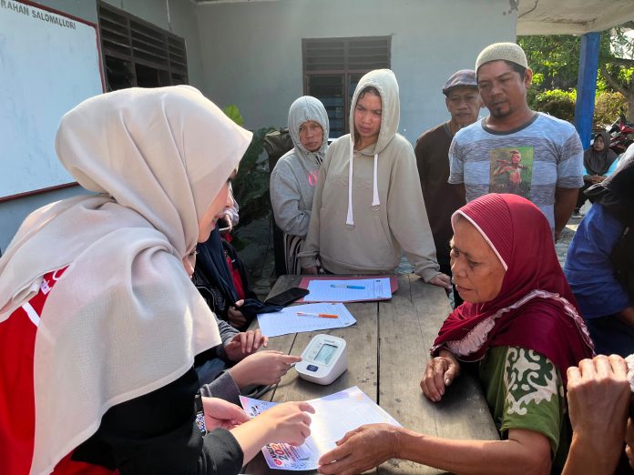FOTO: Mahasiswa Kuliah Kerja Nyata Profesi Kesehatan (KKN-PK) Angkatan 69 Universitas Hasanuddin (Unhas) mengedukasi warga untuk displin kendalikan hipertensi melalui inovasi Tempel Kalender, Ingat Obat, di pusatkan di Halaman Kantor Lurah Salomallori. Sidrap, Jumat (17/7/2026)