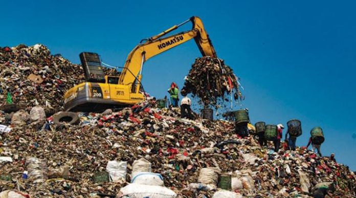 FOTO: TPST Bantargebang menerima sampah warga DKI Jakarta mencapai 4.000 ton per hari. (Foto: Shutterstock)