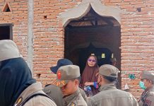Paper Akademik Muhammad Yamin Ungkap Tiga Dugaan Akar Konflik Agraria di Laoli Luwu Timur FOTO: Salah satu warga bertahan di bagunan masjid di Dusun Laoli, Desa Harapan, Kecamatan Malili. (Ist)