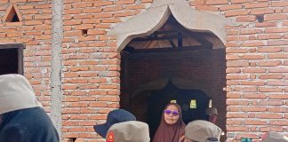HAM-LUTIM Batara Guru: Pembangunan Harus Hadirkan Keadilan, Bukan Ketakutan FOTO: Salah satu warga bertahan di bagunan masjid di Dusun Laoli, Desa Harapan, Kecamatan Malili. (Ist)