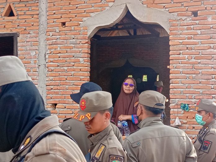 FOTO: Salah satu warga bertahan di bagunan masjid di Dusun Laoli, Desa Harapan, Kecamatan Malili. (Ist)