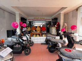 Disnakertrans Sulsel Perkuat Hubungan Industrial Lewat Penyerahan Bantuan Motor Listrik bagi Serikat Buruh FOTO: Bantuan Motor Listrik bagi Serikat Buruh dari Disnakertrans Sulsel