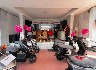 Disnakertrans Sulsel Perkuat Hubungan Industrial Lewat Penyerahan Bantuan Motor Listrik bagi Serikat Buruh FOTO: Bantuan Motor Listrik bagi Serikat Buruh dari Disnakertrans Sulsel