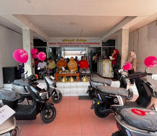 Disnakertrans Sulsel Perkuat Hubungan Industrial Lewat Penyerahan Bantuan Motor Listrik bagi Serikat Buruh FOTO: Bantuan Motor Listrik bagi Serikat Buruh dari Disnakertrans Sulsel