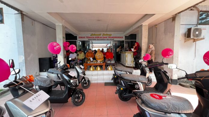 FOTO: Bantuan Motor Listrik bagi Serikat Buruh dari Disnakertrans Sulsel FOTO: Bantuan Motor Listrik bagi Serikat Buruh dari Disnakertrans Sulsel