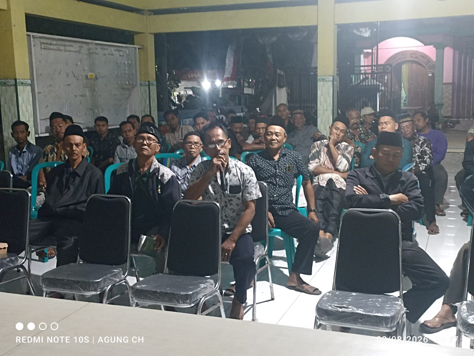 Warga Tanjangrono, Kecamatan Ngoro, Kabupaten Mojokerto saat melaksanakan Musdes bersama BPD, Kades Damun, Sekdes, dan Sekretaris BUMDes