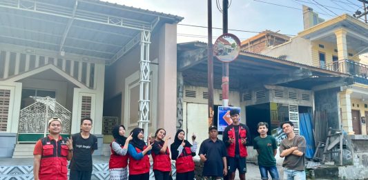Mahasiswa KKN-T Unhas Pasang Convex Mirror di Desa Biangloe untuk Tingkatkan Keselamatan Jalan dan Tekan Risiko Kecelakaan FOTO: Mahasiswa Kuliah Kerja Nyata Tematik (KKN-T) Pemberdayaan Desa Gelombang 116 Universitas Hasanuddin (Unhas) melaksanakan program kerja individu berupa pemasangan convex mirror di Desa Biangloe, Kecamatan Pa’jukukang, Kabupaten Bantaeng, Selasa (28/7/2026).