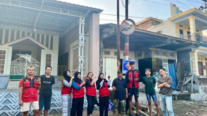 FOTO: Mahasiswa Kuliah Kerja Nyata Tematik (KKN-T) Pemberdayaan Desa Gelombang 116 Universitas Hasanuddin (Unhas) melaksanakan program kerja individu berupa pemasangan convex mirror di Desa Biangloe, Kecamatan Pa’jukukang, Kabupaten Bantaeng, Selasa (28/7/2026).