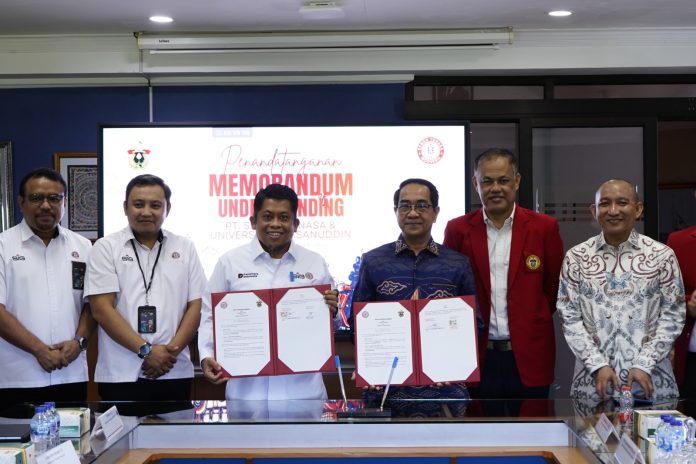 FOTO: Rektor Unhas, Prof. Dr. Ir. Jamaluddin Jompa dan PT. Semen Tonasa menjalin kolaborasi strategis melalui penandatanganan Nota Kesepahaman (Memorandum of Understanding, MoU), untuk mendorong lahirnya inovasi berbasis sains yang menjawab kebutuhan industri sekaligus mendukung pembangunan berkelanjutan.