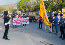 Aksi Damai PMII Makassar di AAS Building Dibubarkan Paksa Kelompok Penggugat Ahli Waris Moha FOTO: Aksi damai yang digelar oleh Pergerakan Mahasiswa Islam Indonesia (PMII) Cabang Makassar di depan Kantor AAS Building, Jalan Urip Sumoharjo No. 3, Kecamatan Panakkukang, Selasa (4/8/2026).
