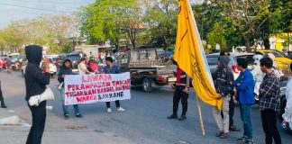 Aksi Damai PMII Makassar di AAS Building Dibubarkan Paksa Kelompok Penggugat Ahli Waris Moha FOTO: Aksi damai yang digelar oleh Pergerakan Mahasiswa Islam Indonesia (PMII) Cabang Makassar di depan Kantor AAS Building, Jalan Urip Sumoharjo No. 3, Kecamatan Panakkukang, Selasa (4/8/2026).