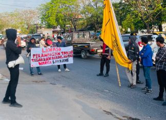 Aksi Damai PMII Makassar di AAS Building Dibubarkan Paksa Kelompok Penggugat Ahli Waris Moha FOTO: Aksi damai yang digelar oleh Pergerakan Mahasiswa Islam Indonesia (PMII) Cabang Makassar di depan Kantor AAS Building, Jalan Urip Sumoharjo No. 3, Kecamatan Panakkukang, Selasa (4/8/2026).