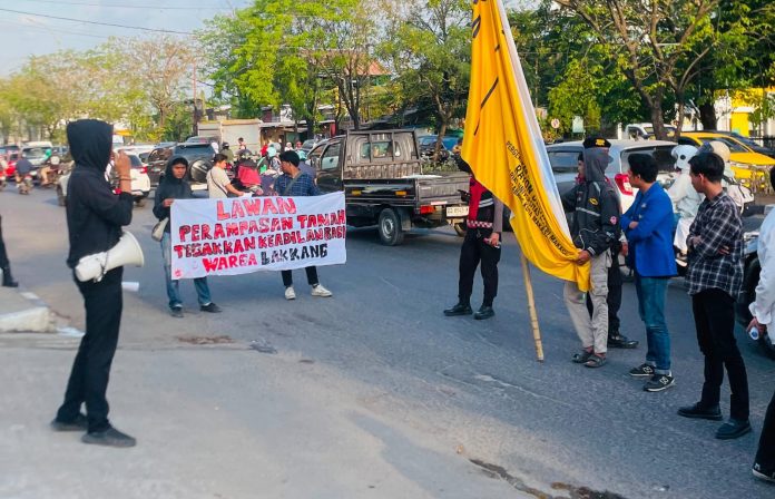 FOTO: Aksi damai yang digelar oleh Pergerakan Mahasiswa Islam Indonesia (PMII) Cabang Makassar di depan Kantor AAS Building, Jalan Urip Sumoharjo No. 3, Kecamatan Panakkukang, Selasa (4/8/2026).