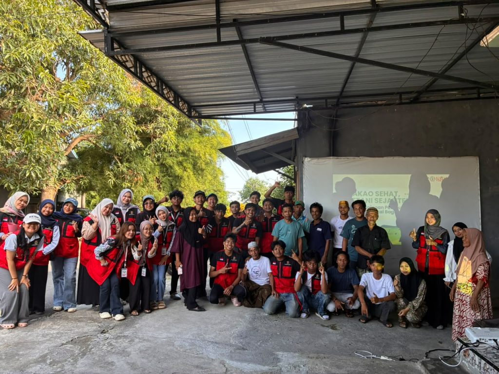 FOTO: Mahasiswa Kuliah Kerja Nyata (KKN) Gelombang 116 Universitas Hasanuddin melaksanakan program kerja Pendampingan Pembuatan Pestisida Nabati Berbahan Lokal Bagi Petani Kakao di RW 5 Borong kalukua, Kelurahan Tanahloe, Kecamatan Gantarangkeke, Kabupaten Bantaeng, Rabu (29/07/2026).