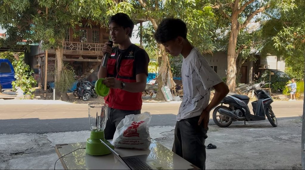 FOTO: Mahasiswa Kuliah Kerja Nyata (KKN) Gelombang 116 Universitas Hasanuddin melaksanakan program kerja Pendampingan Pembuatan Pestisida Nabati Berbahan Lokal Bagi Petani Kakao di RW 5 Borong kalukua, Kelurahan Tanahloe, Kecamatan Gantarangkeke, Kabupaten Bantaeng, Rabu (29/07/2026).